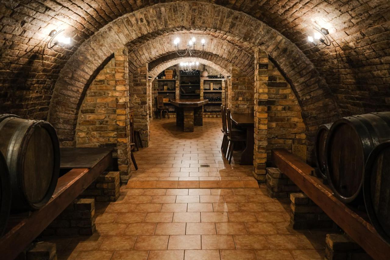 Aparthotel Sklep U Hrabalů Hustopeče Exteriér fotografie