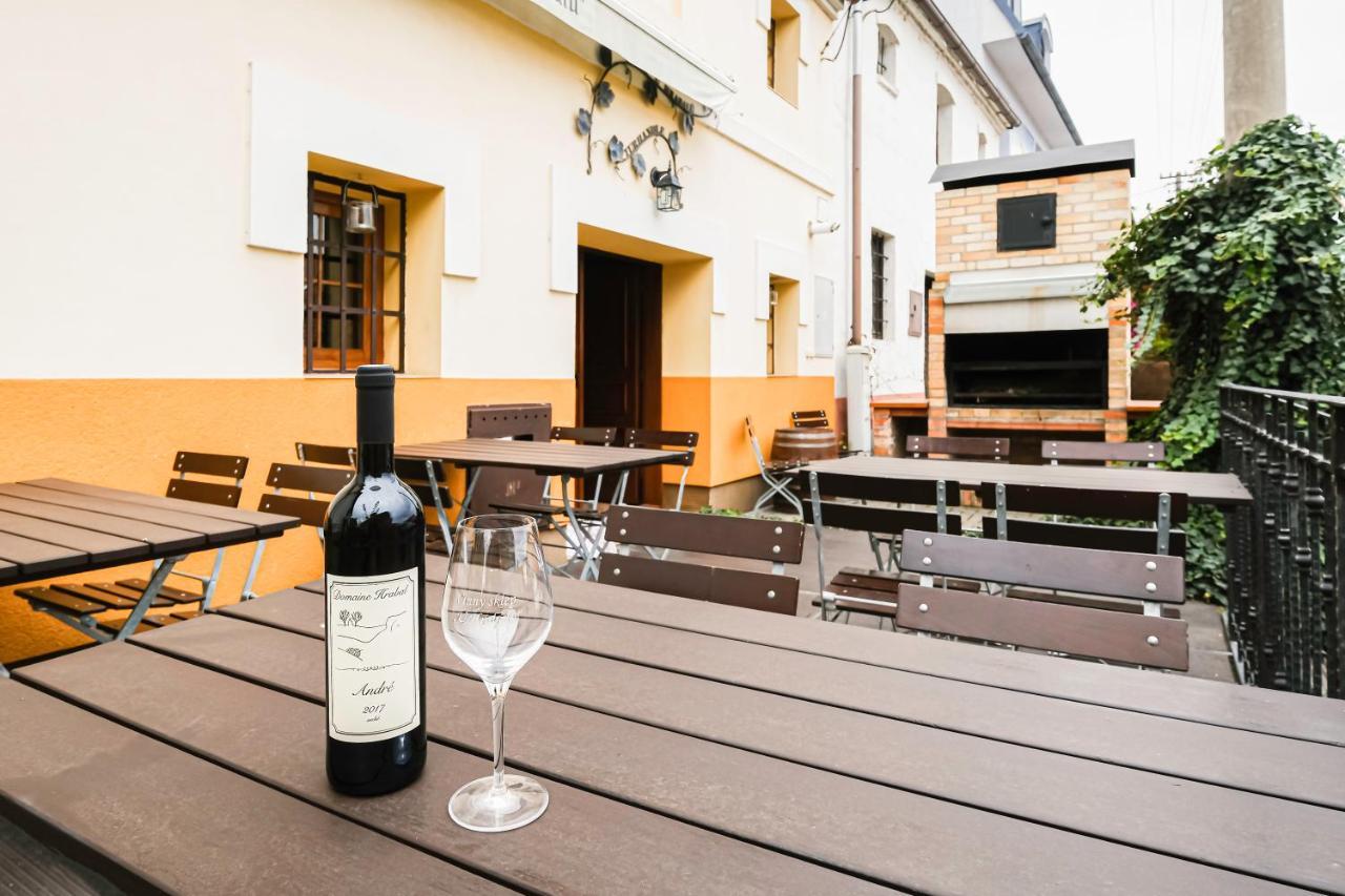 Aparthotel Sklep U Hrabalů Hustopeče Exteriér fotografie